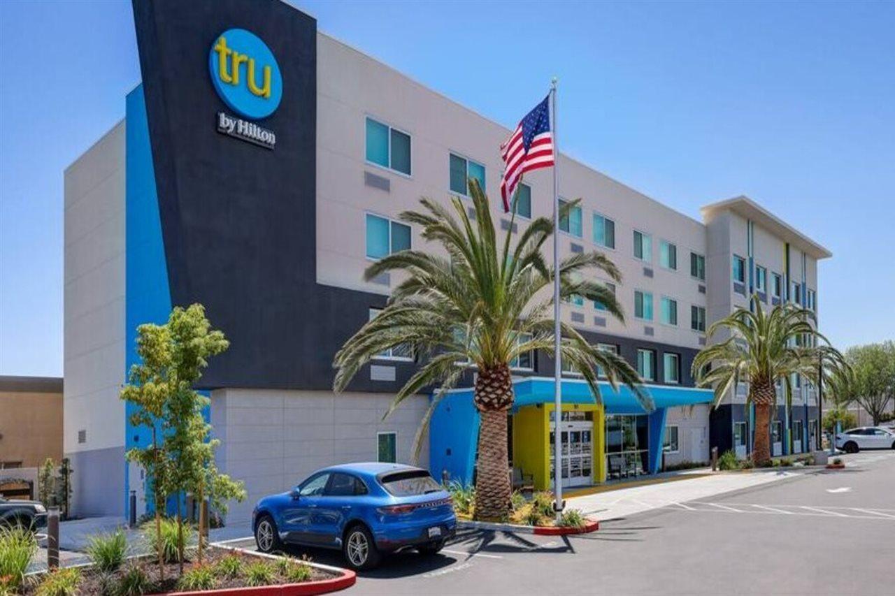Tru By Hilton Lathrop Hotell Exteriör bild