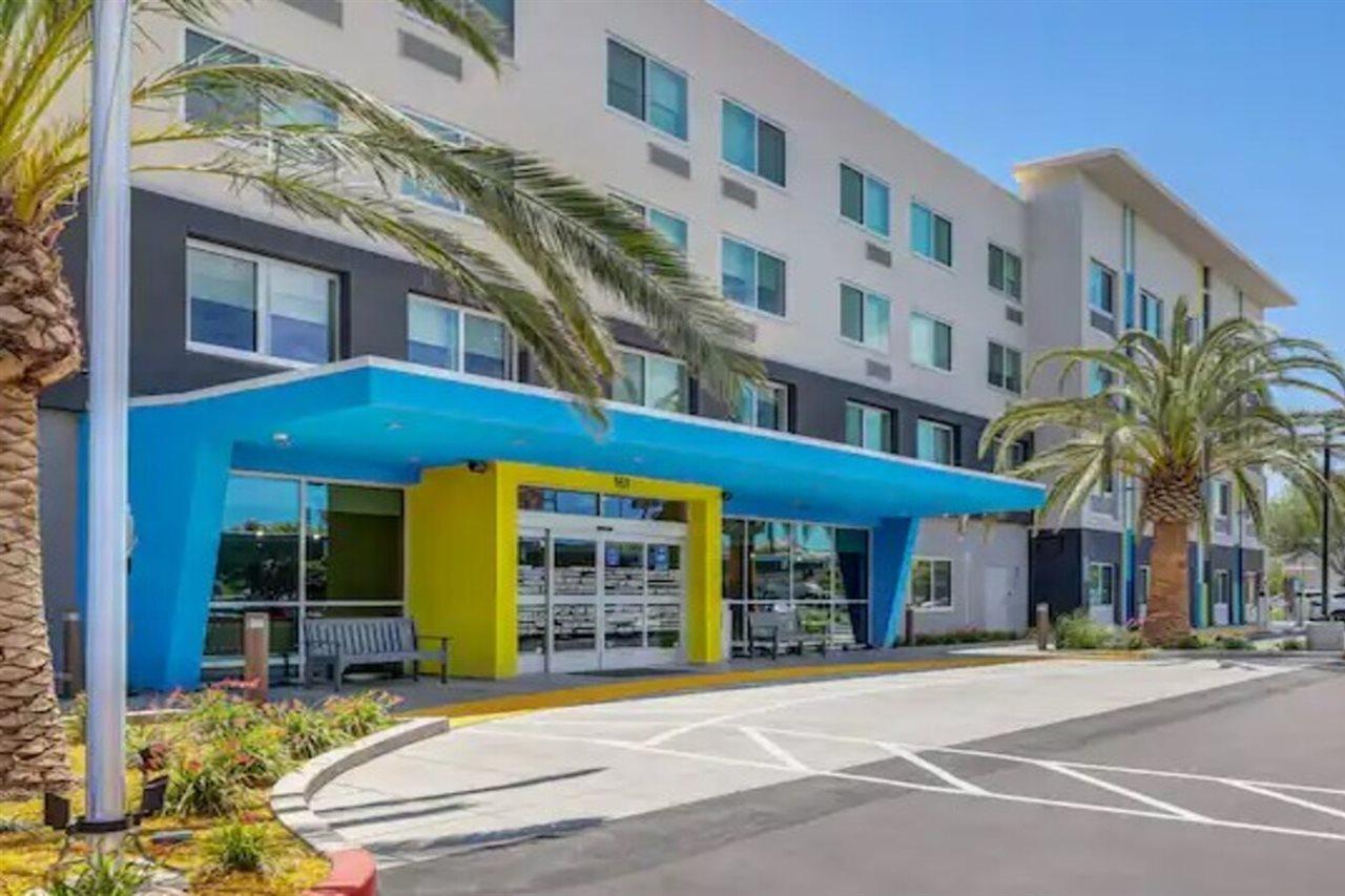 Tru By Hilton Lathrop Hotell Exteriör bild