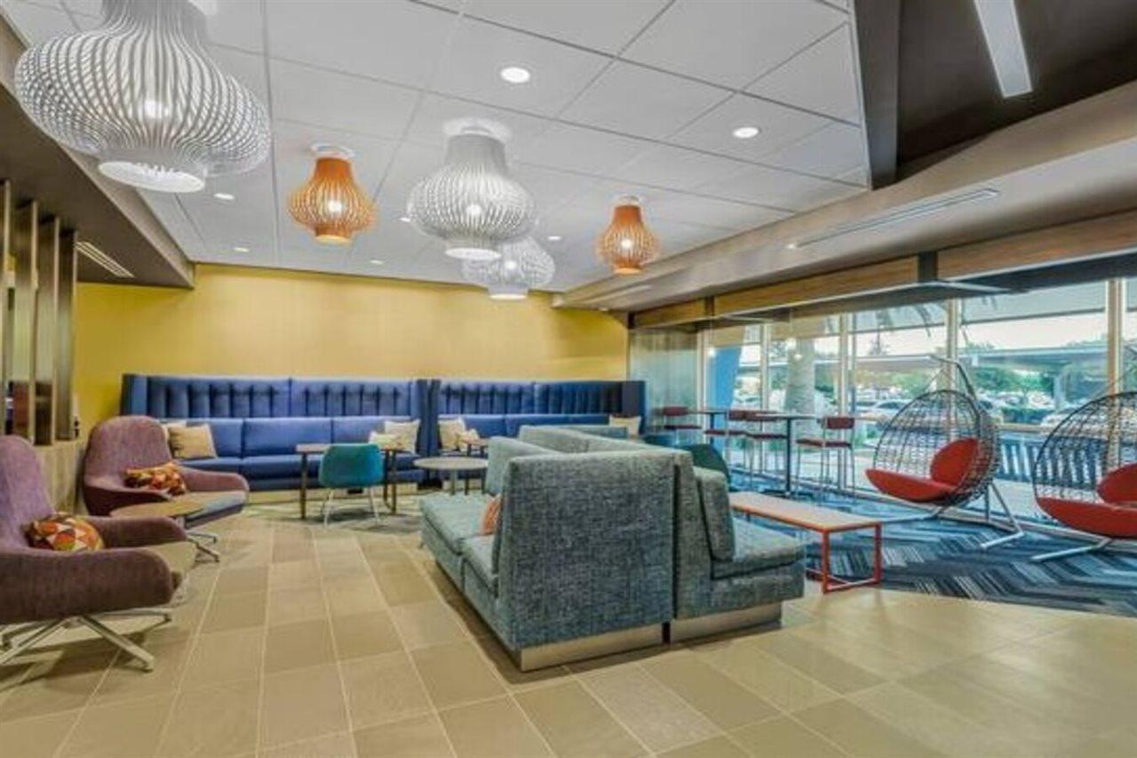 Tru By Hilton Lathrop Hotell Exteriör bild
