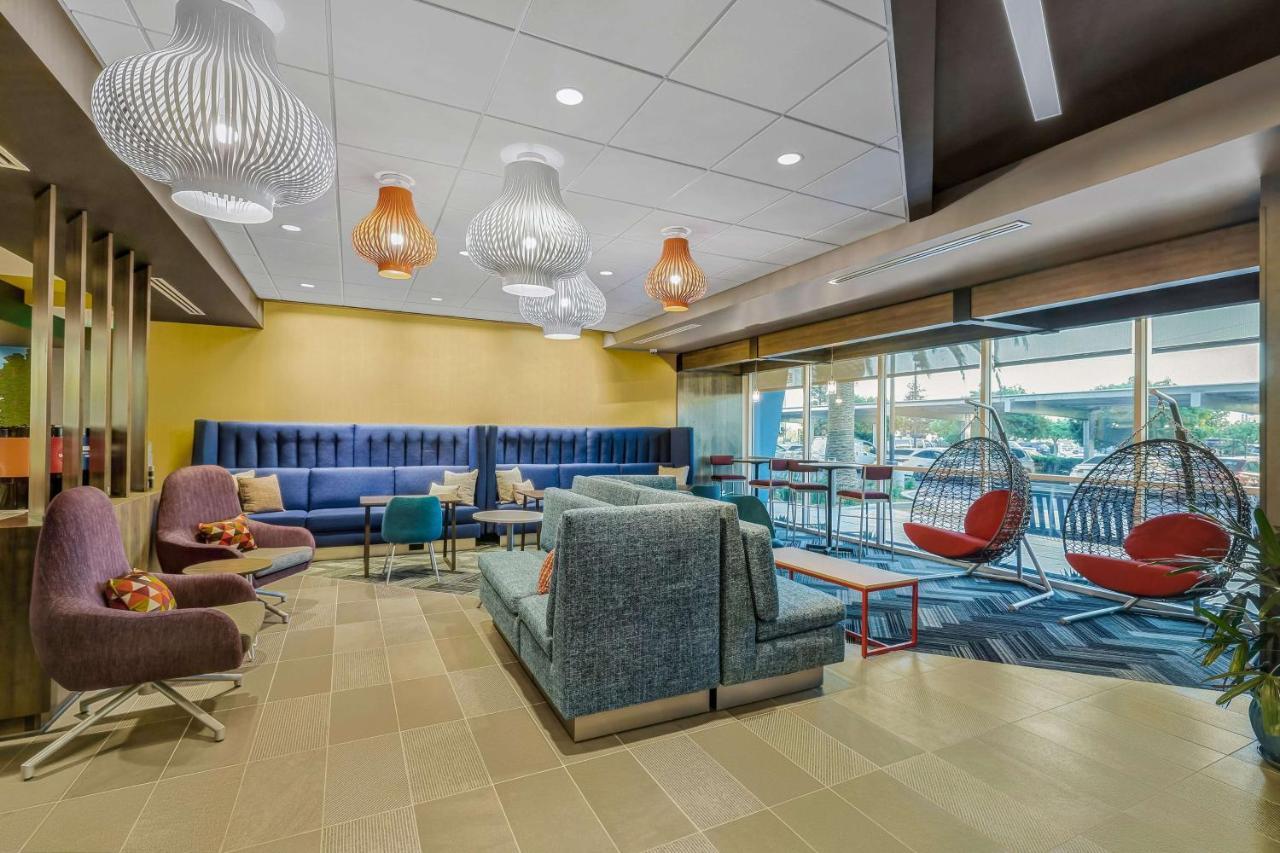 Tru By Hilton Lathrop Hotell Exteriör bild