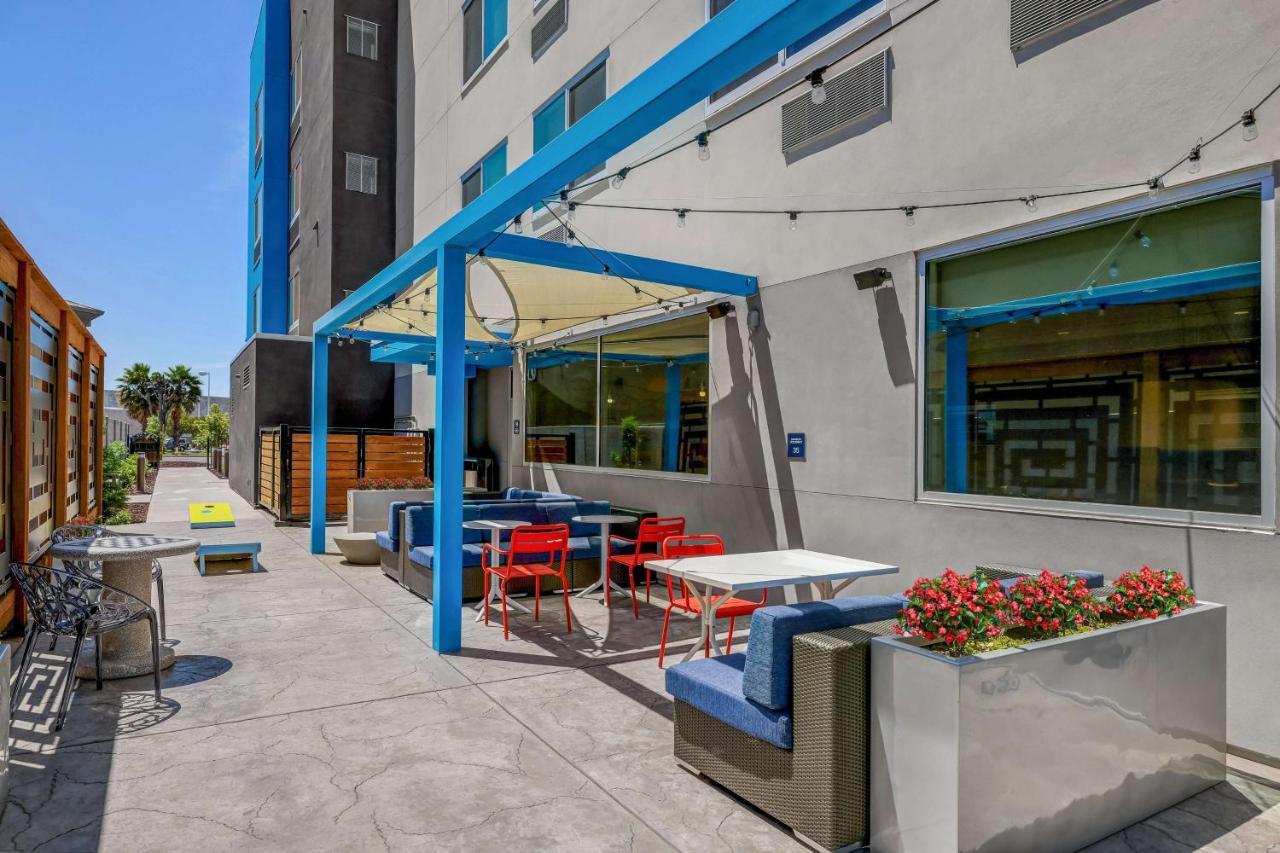 Tru By Hilton Lathrop Hotell Exteriör bild