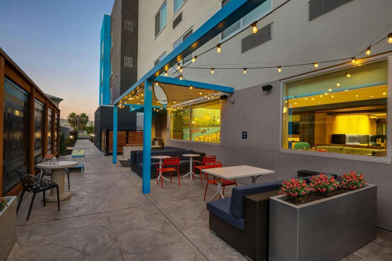 Tru By Hilton Lathrop Hotell Exteriör bild