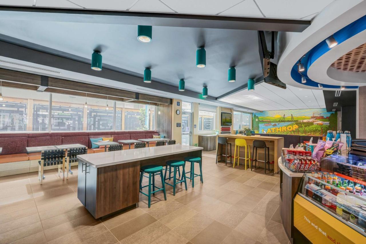 Tru By Hilton Lathrop Hotell Exteriör bild