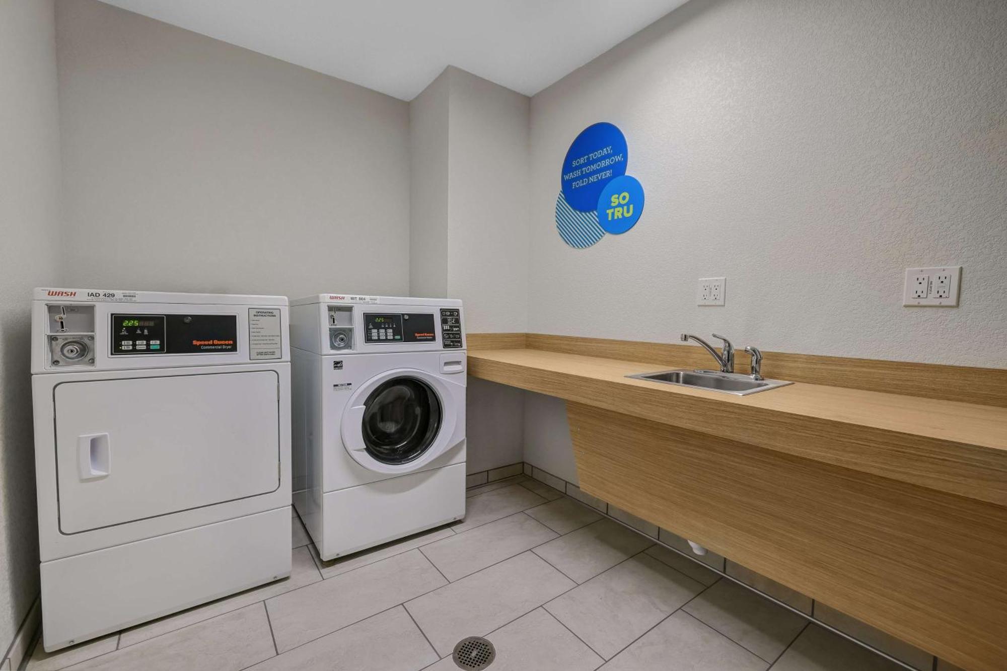 Tru By Hilton Lathrop Hotell Exteriör bild