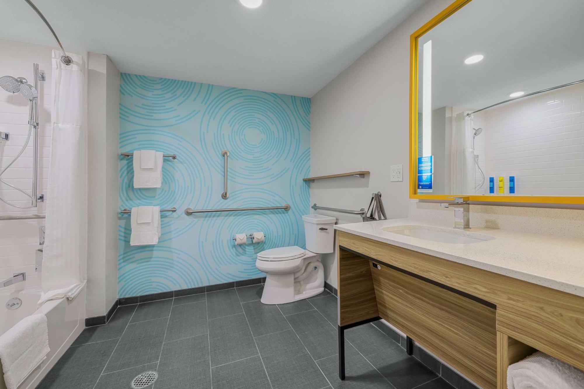 Tru By Hilton Lathrop Hotell Exteriör bild