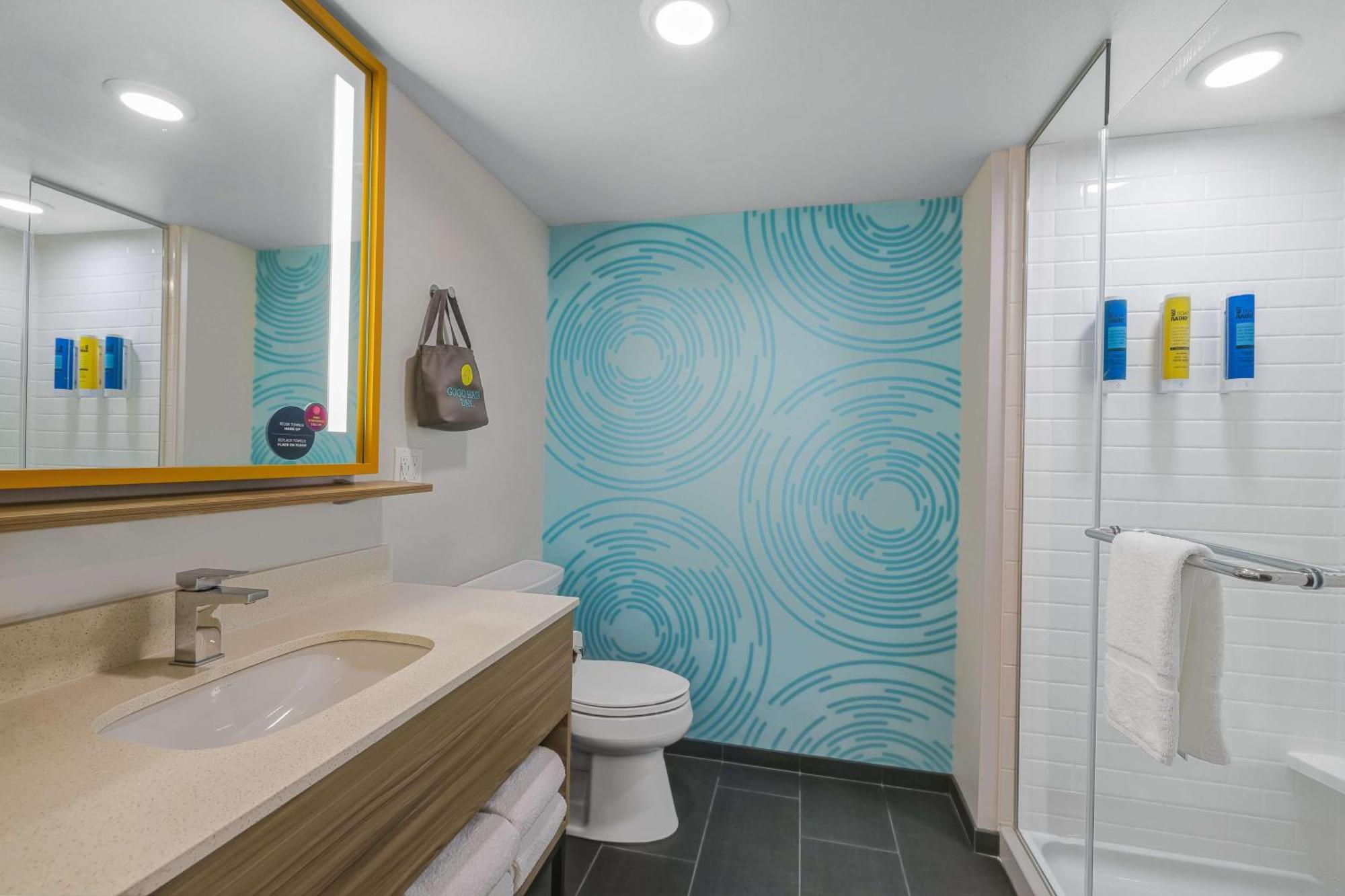 Tru By Hilton Lathrop Hotell Exteriör bild