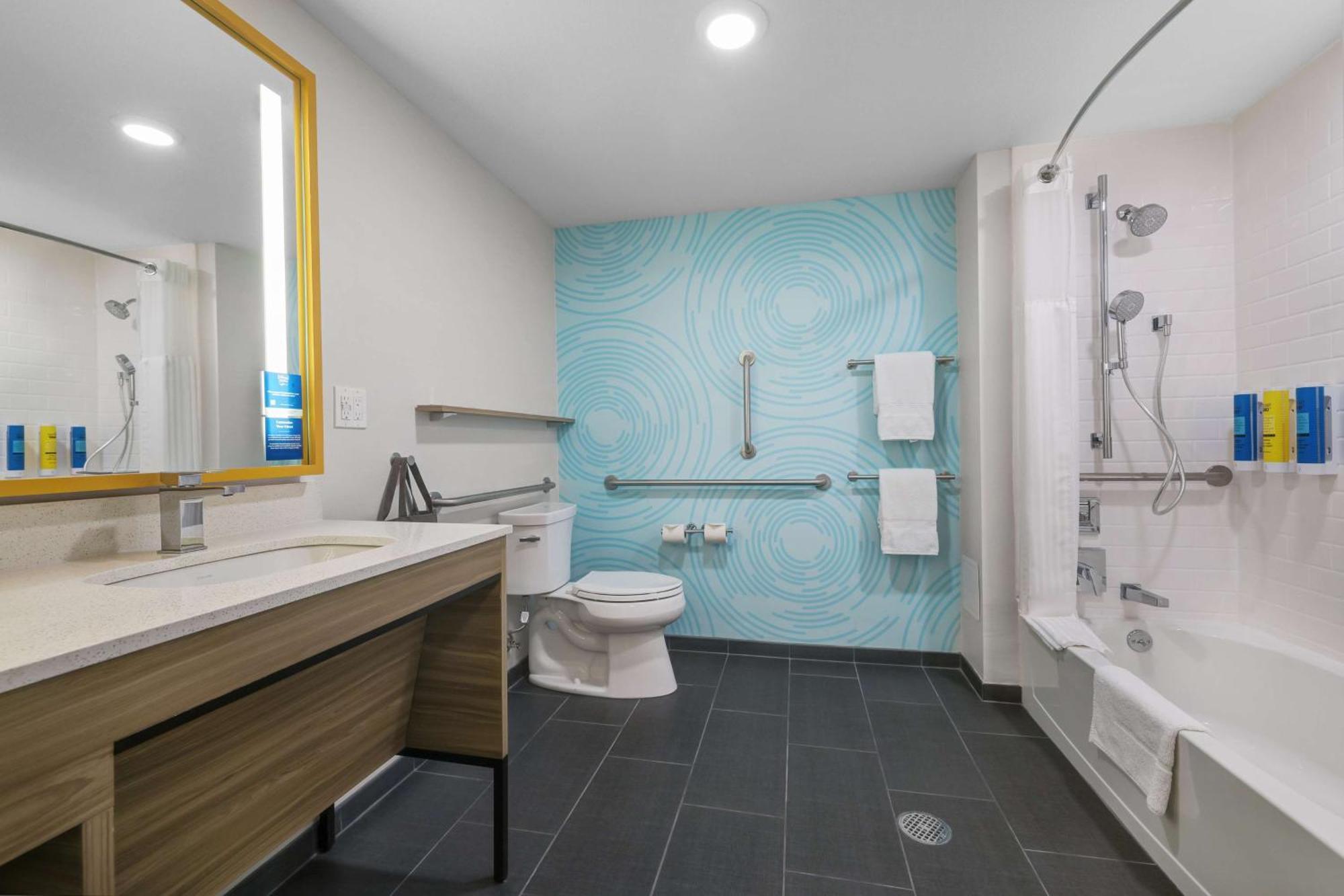 Tru By Hilton Lathrop Hotell Exteriör bild