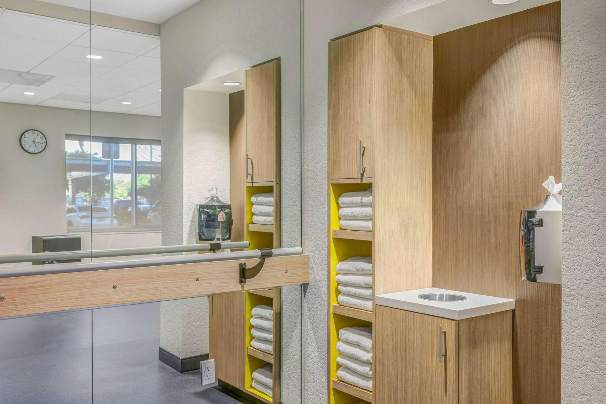 Tru By Hilton Lathrop Hotell Exteriör bild