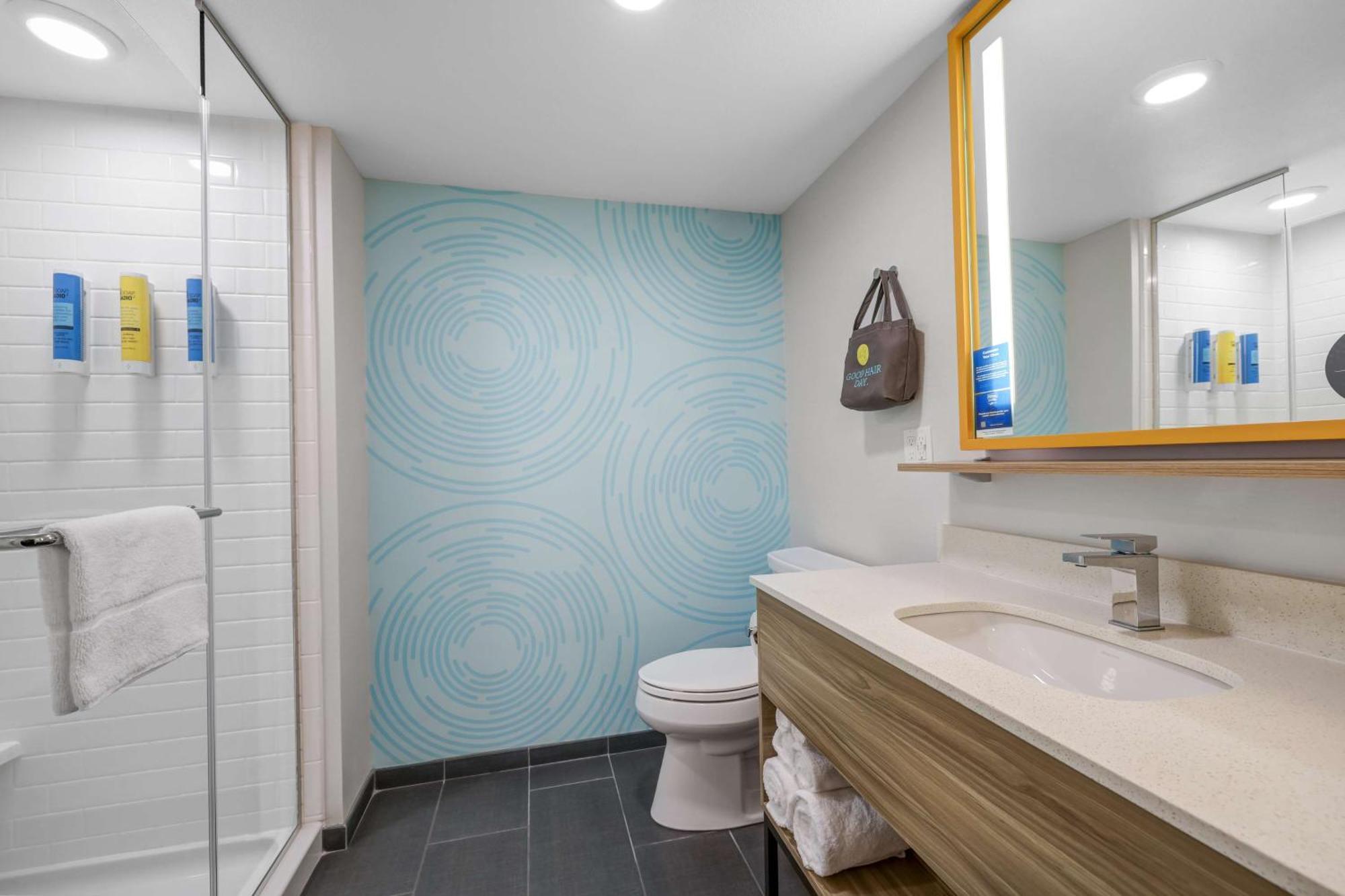 Tru By Hilton Lathrop Hotell Exteriör bild