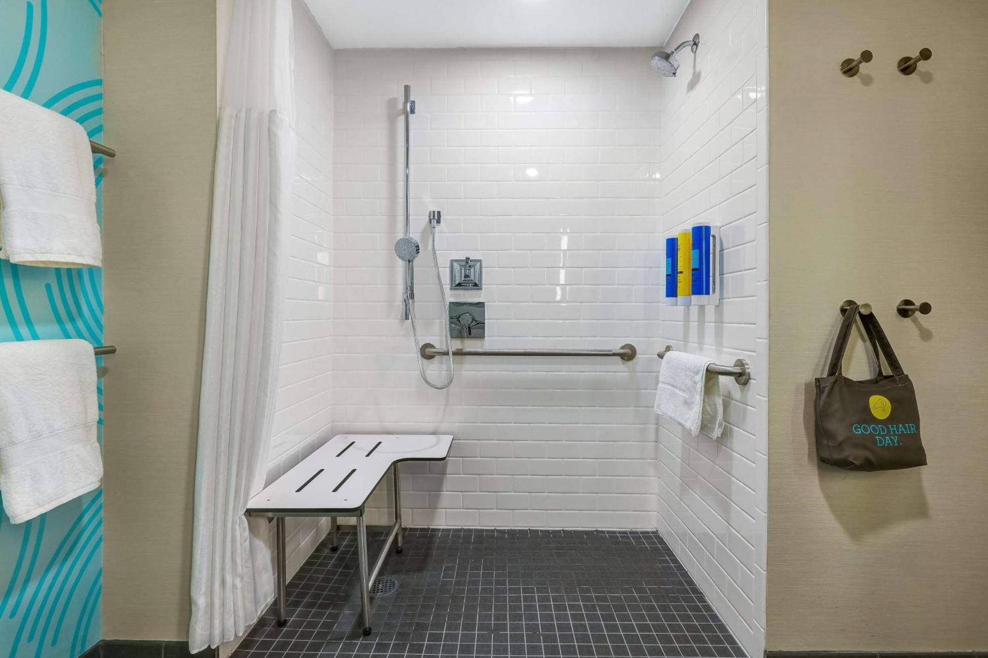 Tru By Hilton Lathrop Hotell Exteriör bild