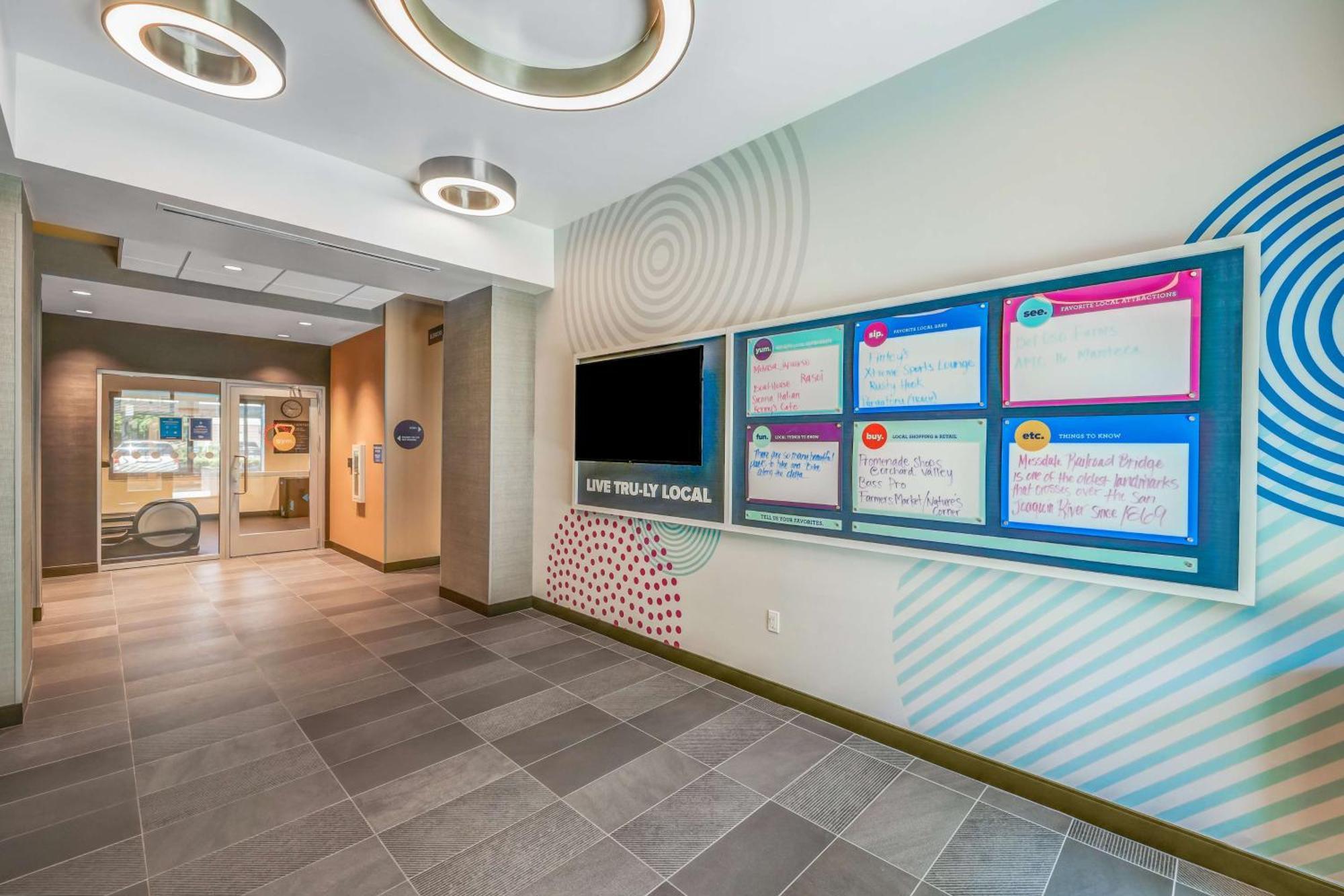 Tru By Hilton Lathrop Hotell Exteriör bild