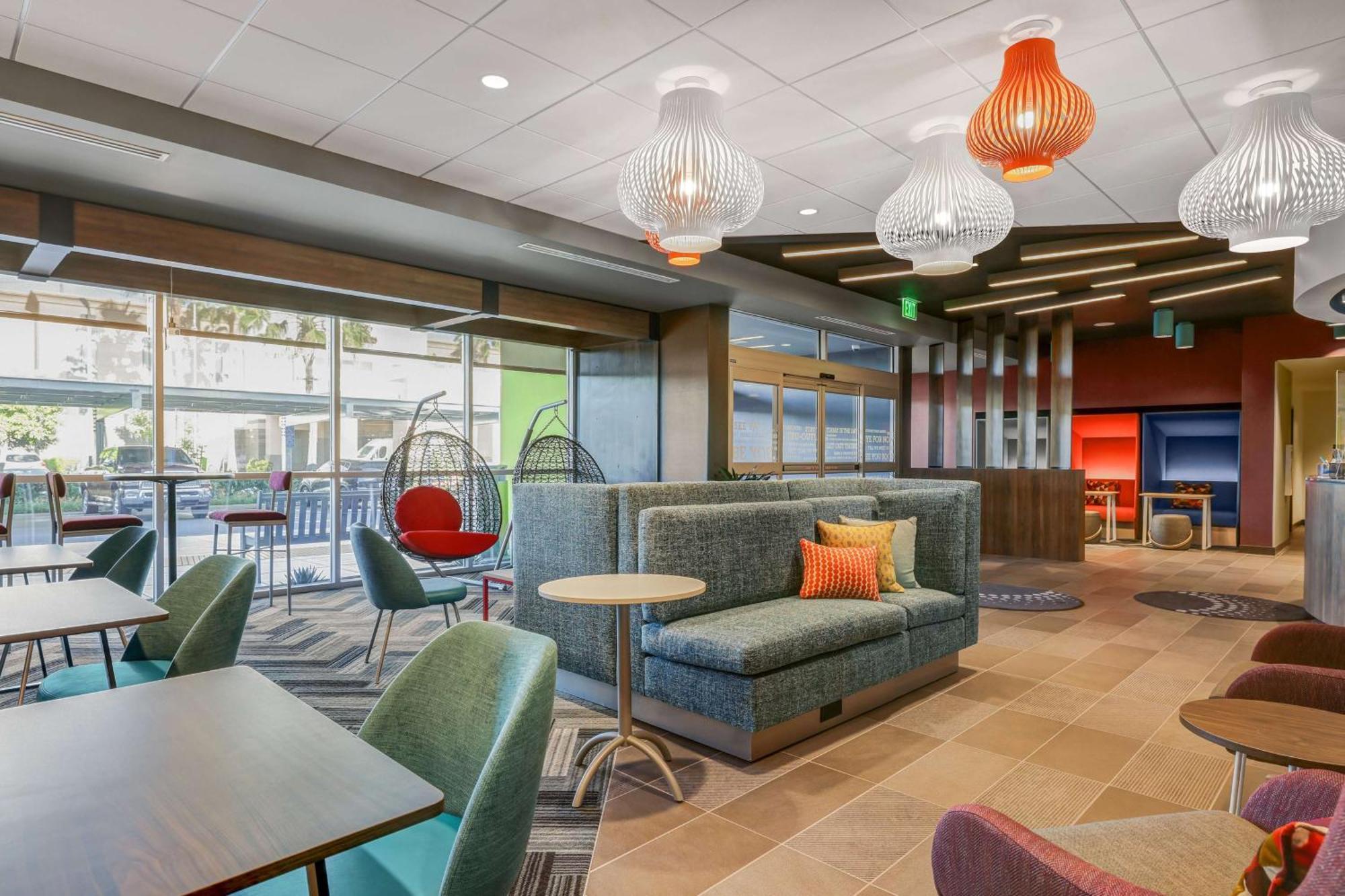 Tru By Hilton Lathrop Hotell Exteriör bild